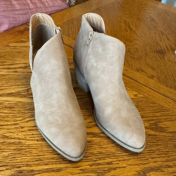 Cynthia Rowley Women's Tan Ankle Boots (Cowgirl Look) Size 9M - Picture 2 of 5